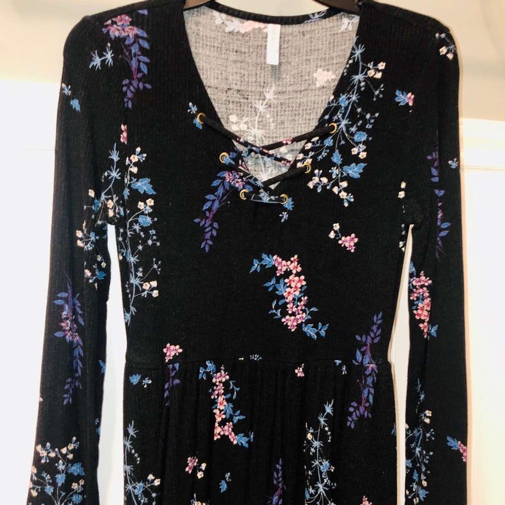 💛5 for $20💛 Black Floral Dress w/ Lace-Up Detail
